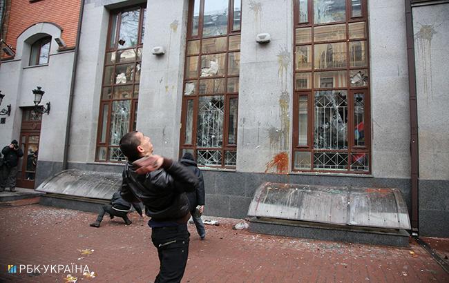 В Киеве крушили окна "Сбербанка", "Альфа-Банка" и "Россотрудничества"