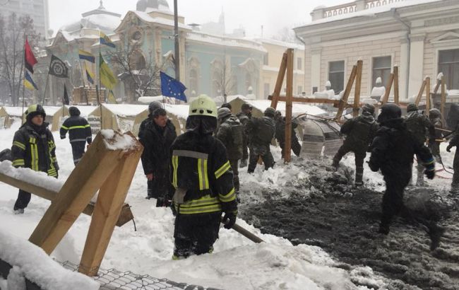 Под Радой началась зачистка палаточного городка