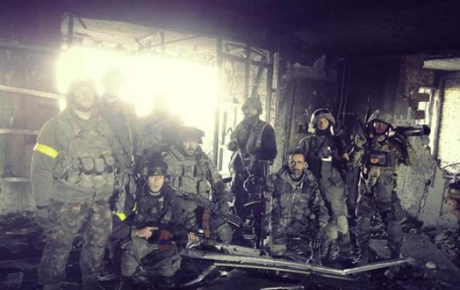 В районе донецкого аэропорта за последнее время погибли 14 человек, 16 попали в плен, - Минобороны