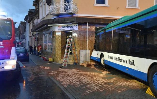 У Німеччині автобус зі школярами врізався в житловий будинок, десятки постраждалих