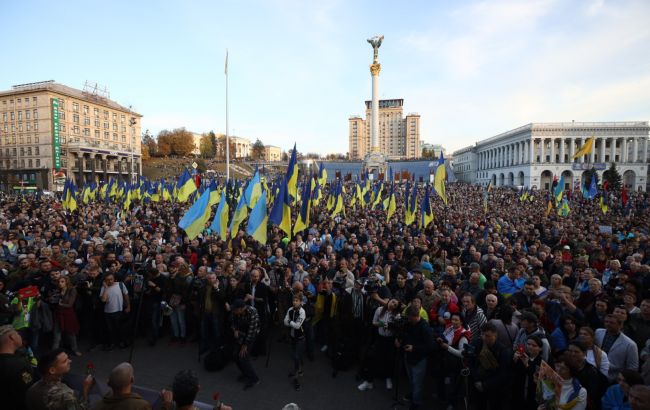 Участники марша против капитуляции идут под Офис президента