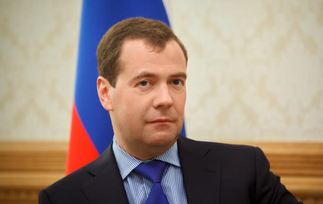 Медведев допускает введение полного запрета на движение в РФ авто из Украины