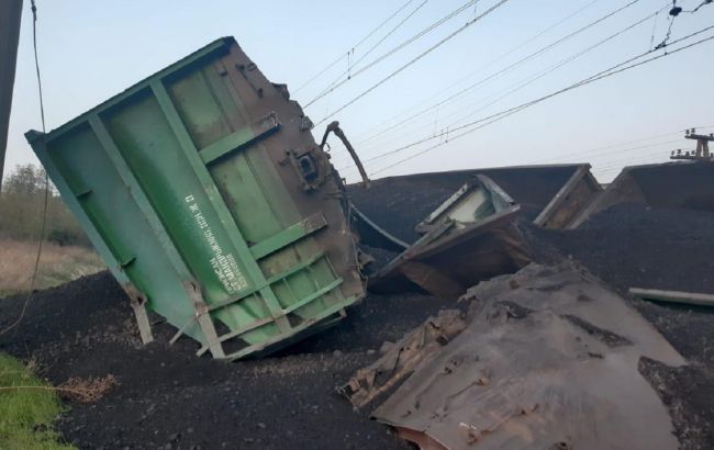 В Кривом Роге сошел с рельсов грузовой поезд