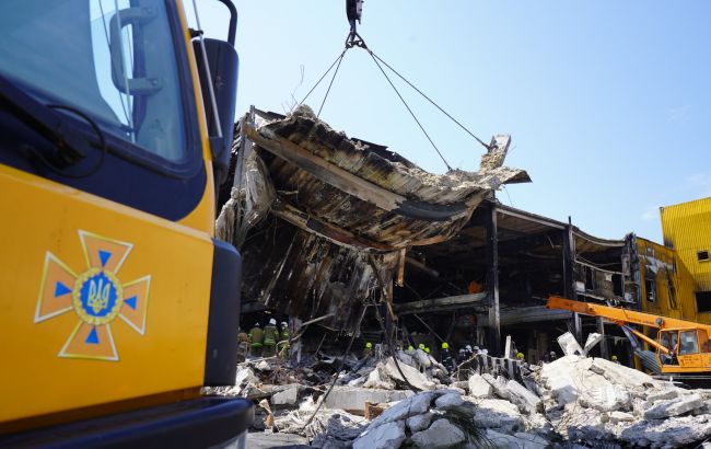 В Кременчуге под завалами ТЦ выявили еще шесть фрагментов тел