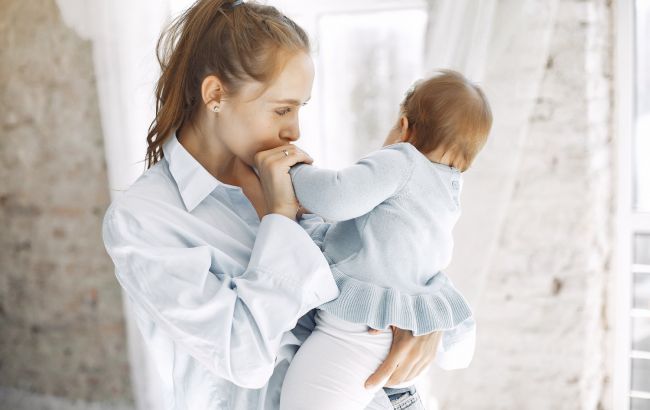 5 порад, які шкодять новонародженим дітям: серед них - купання у травах