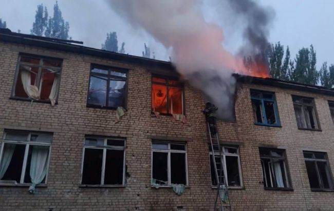 Окупанти вдарили по індустріальному коледжу в Бахмуті: у ДСНС показали наслідки