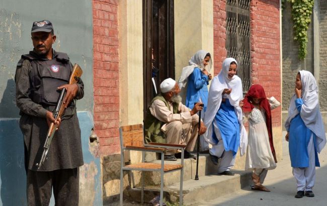 У Пакистані стався вибух біля школи, поранено двох поліцейських