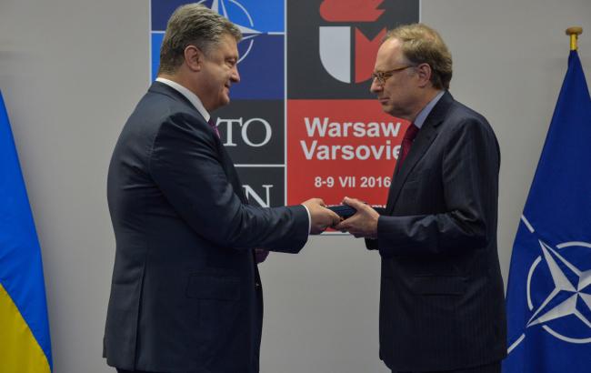 Порошенко наградил орденом Ярослава Мудрого замгенсека НАТО