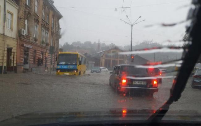 У Львові після підтоплення частково відновили рух транспорту