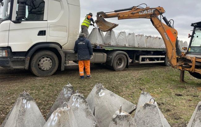 Пастки для ворожої техніки. В Одеській ОВА розповіли про зведення укріплень (фото)