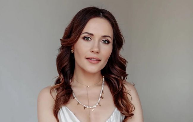 Джинси кольору кокосового молока - тренд весни 2025: як їх носить Наталка Денисенко