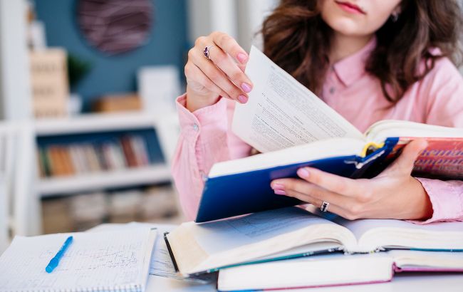 "Злочини провокують самі жертви". Батьки шоковані шкільним підручником з основ здоров'я (фото)