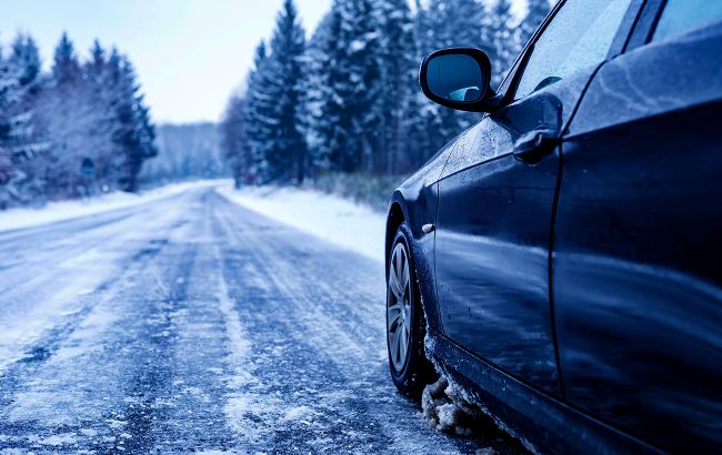 Автомобілістам розповіли, як швидко загальмувати в ожеледь: це важливо знати