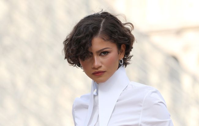 Обручальное кольцо, белое платье и новая прическа: Зендея покорила "свадебным" образом (фото)