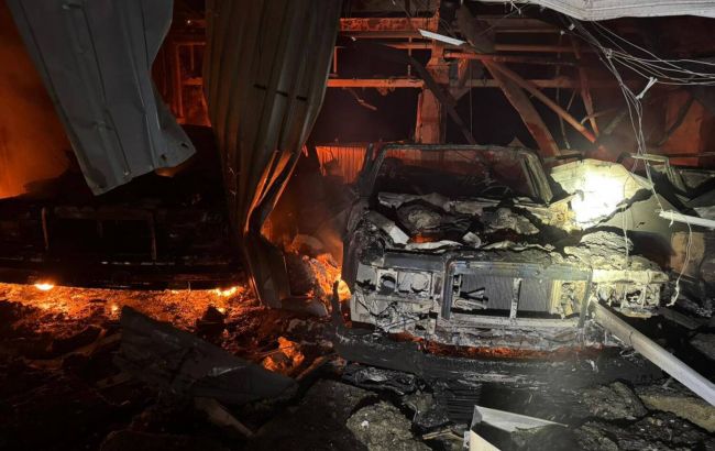 У Київській області через уламки дронів горів музей ретро-автомобілів