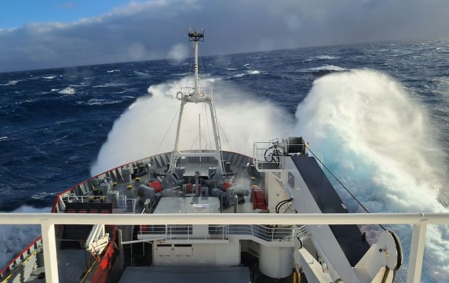 Хвилі 10 метрів: українські полярники показали "луна-парк", з якого важко вийти (фото)