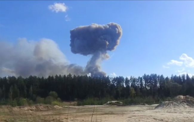 В России взорвался один из крупнейших складов боеприпасов: фото и видео