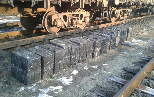 Пограничники обнаружили крупную партию сигарет в руде в вагонах поезда