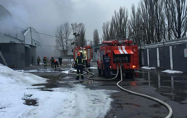 В Киеве горело складское помещение