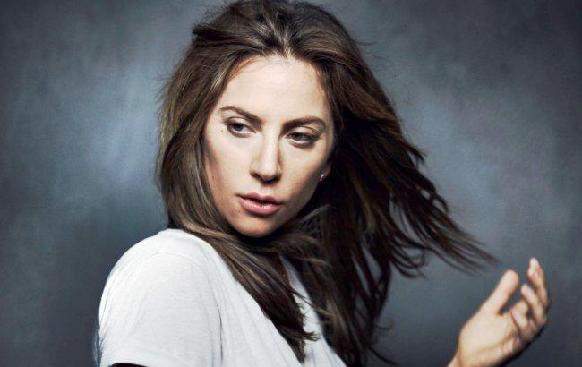 Леди Гага в одной рубашке снялась в чувственном фотосете