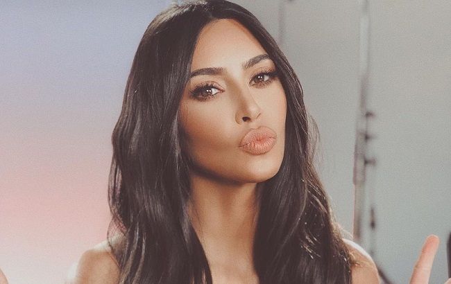 У шкіряних штанах і облягаючому джемпері: Кім Кардашьян підкреслила форми стильним вбранням