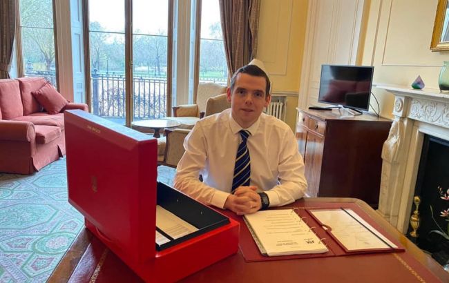 Министр Шотландии ушел в отставку из-за карантинного скандала с советником Джонсона