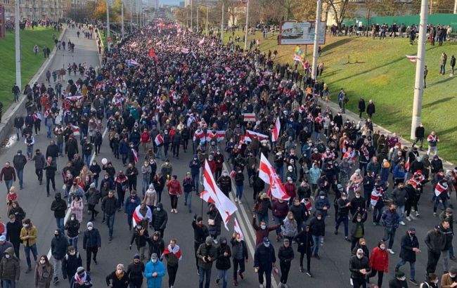 В белорусском городе Лиде применили слезоточивый газ, десятки задержанных