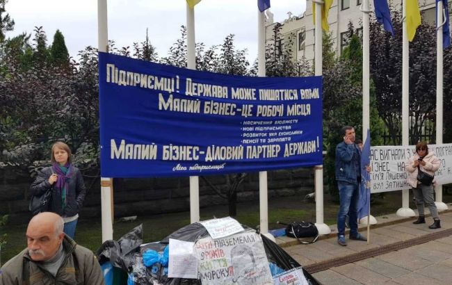 Работники "7-километра" перекрыли дорогу из-за карантина выходного дня