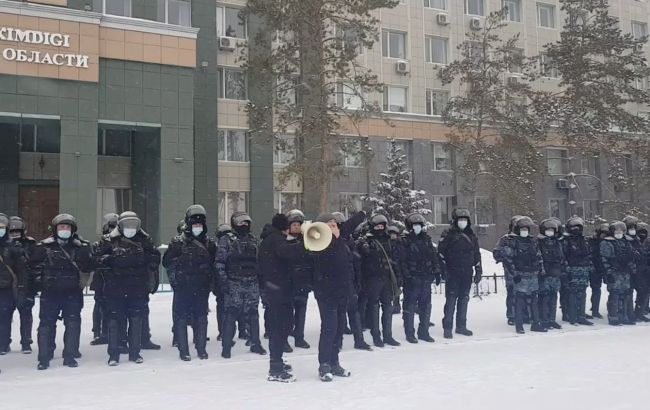 Ситуация в Казахстане: в Актобе полиция перешла на сторону протестующих, люди штурмуют администрацию