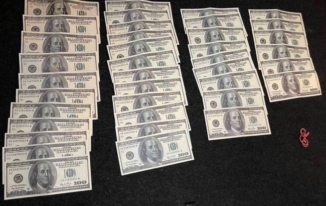 Похитили человека и требовали 12 тысяч долларов. В Киеве задержали полицейских