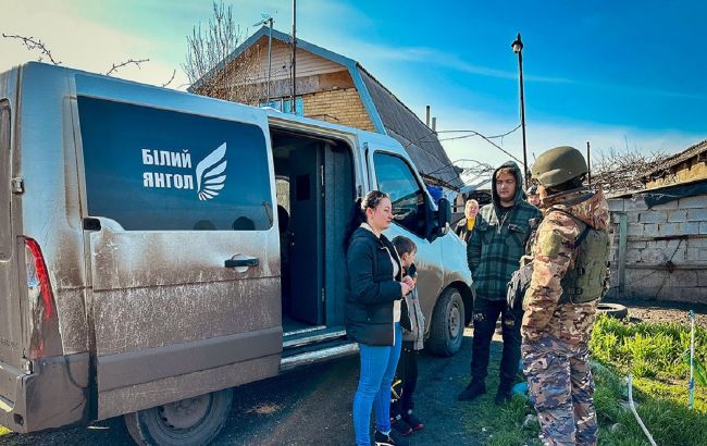 Жили у підвалі через постійні обстріли. З Бахмута евакуювали родину з дитиною (відео)