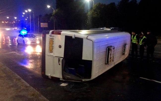 В Запорожье перевернулась маршрутка, есть пострадавшие