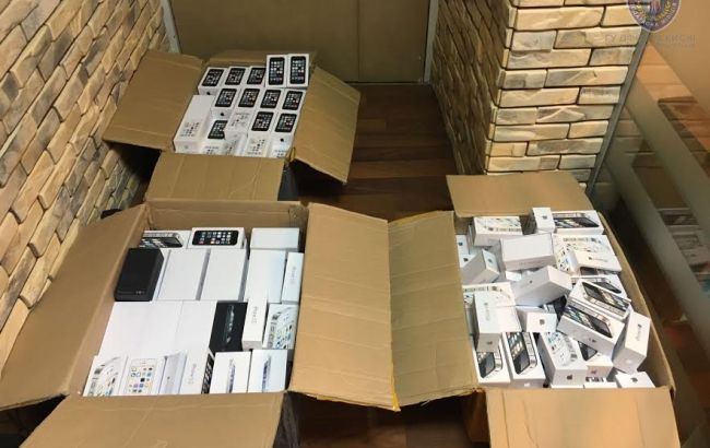 Киевская налоговая изъяла незаконную технику Аpple на 4 млн гривен