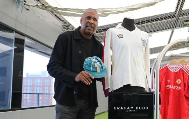 Перший темношкірий футболіст збірної Англії віддав на продаж історичну реліквію