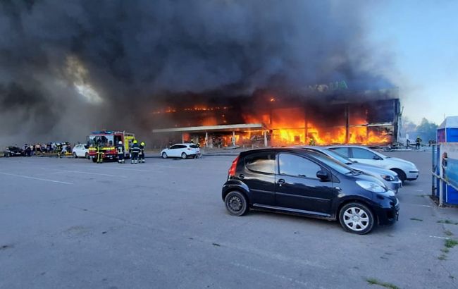 Ракетный удар по Кременчугу: показали видео с камер наблюдения