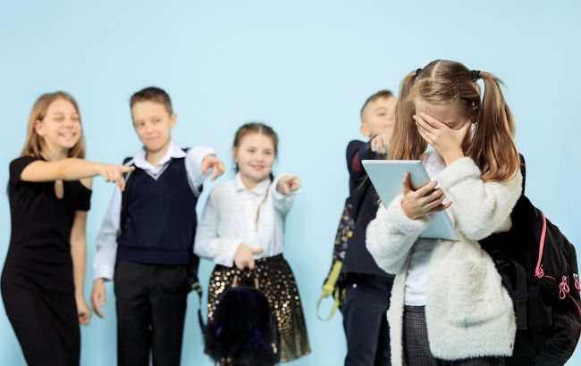 "Росія краща та сильніша". У Чехії дівчинці плюнули за те, що вона українка: деталі скандалу (відео)