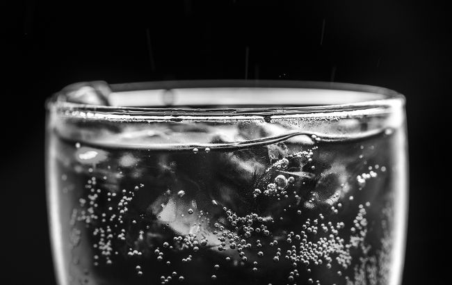 Корисна чи ні. Медики розвінчали головний міф про мінералку та каміння в нирках