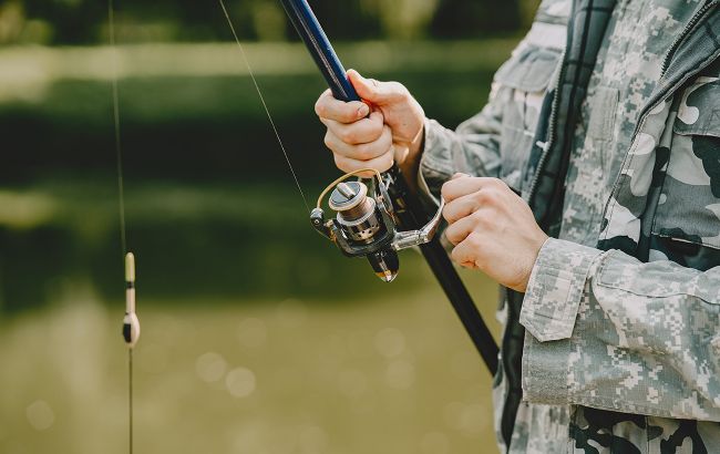Український рибалка спіймав гігантську рибу та показав "трофейне" фото