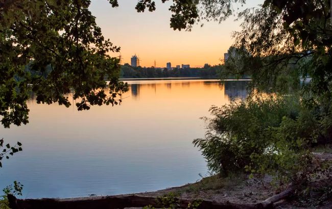 У Києві на озері зафіксували справжнє "водяне торнадо" (відео)