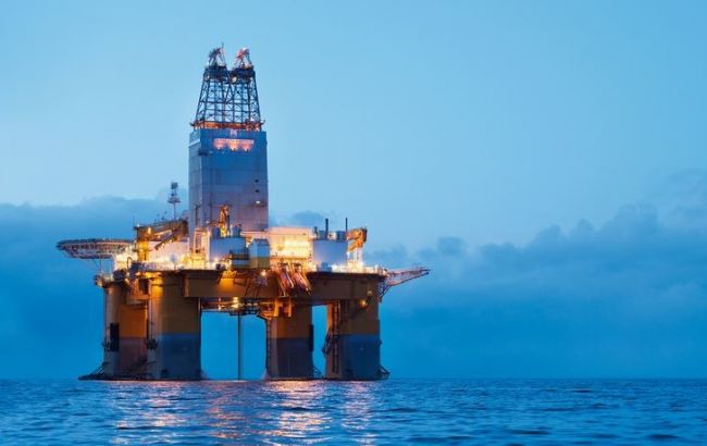 Нефть Brent торгуется выше 56 долларов за баррель