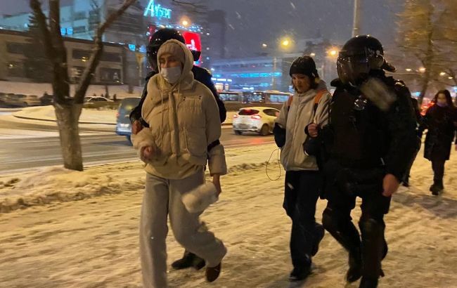 У Росії протестують проти війни з Україною: затримано майже 900 людей