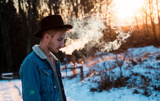 Не курите на морозе: украинцам дали советы, как избежать переохлаждения и обморожения