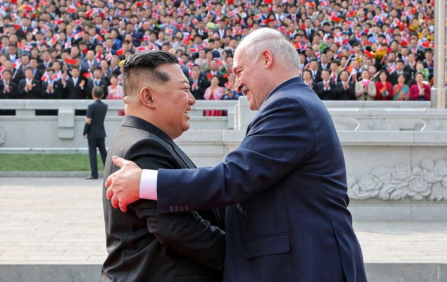 Диктаторський вояж: Лукашенко знайшов у КНДР нового друга та привіз квіти від Путіна