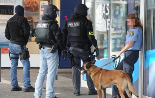 В Германии вооруженный мужчина забаррикадировался в ресторане