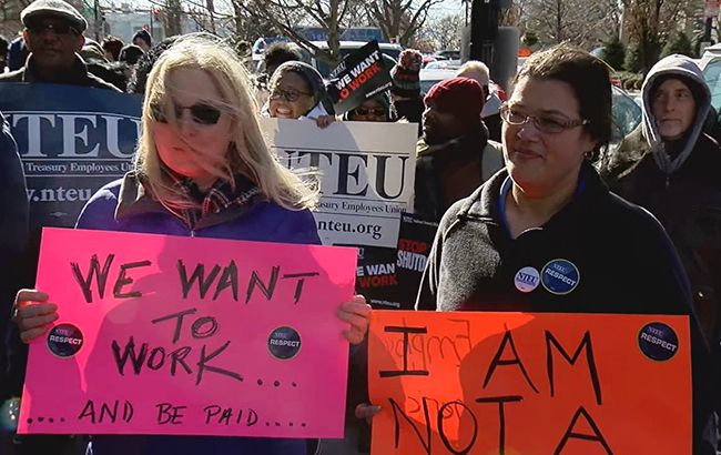 Около 800 тыс. госслужащих США не получили зарплату из-за "шатдауна"