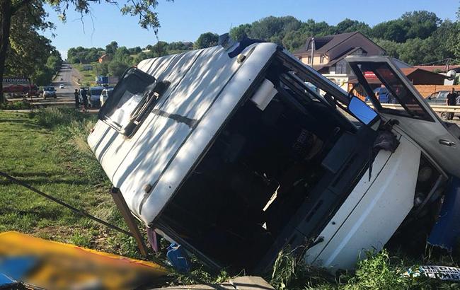 У Чернівецькій області пасажирський автобус з&rsquo;їхав у кювет, є постраждалі