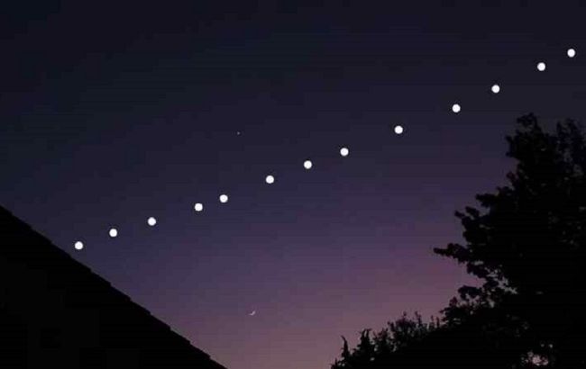 Жителей Киева напугал парад загадочных огней в ночном небе: что это было