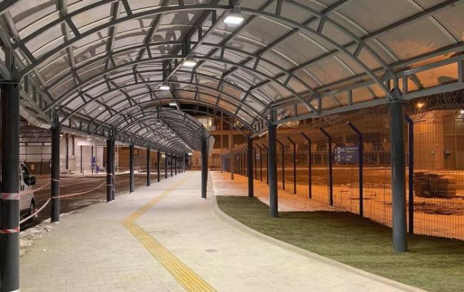 В "Борисполі" добудовують критий перехід від залізничних платформ до термінала D