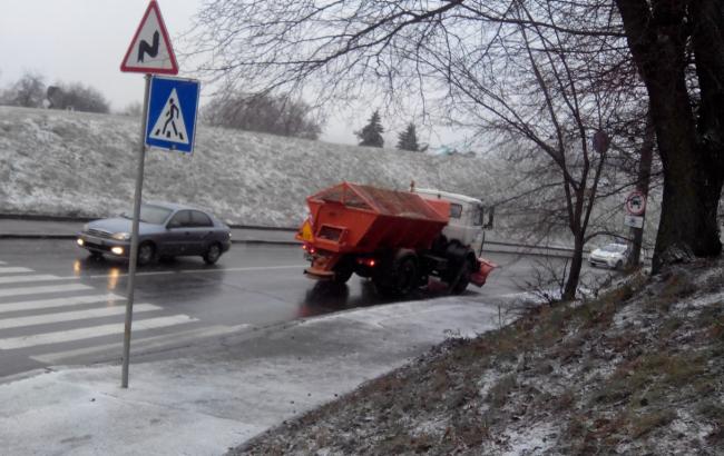"Киевавтодор" предупреждает водителей о гололедице на дорогах столицы