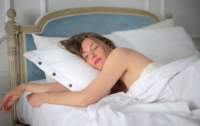 Чи можна спати голяка? Список великих плюсів та серйозних мінусів цієї звички